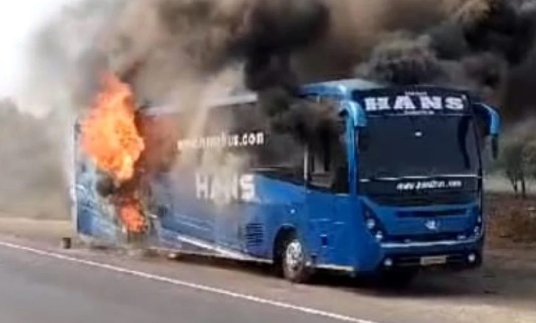 Fire broke out in a moving bus, passengers' lives were saved due to driver's wisdom