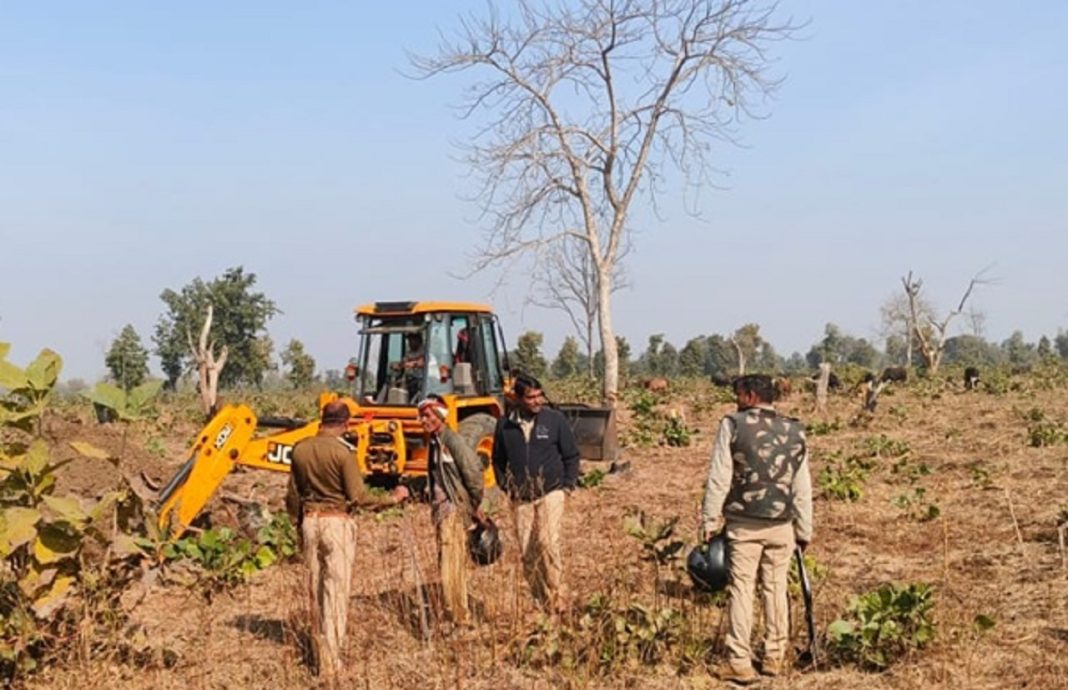 Stone pelting on forest workers who went to remove encroachment on forest land