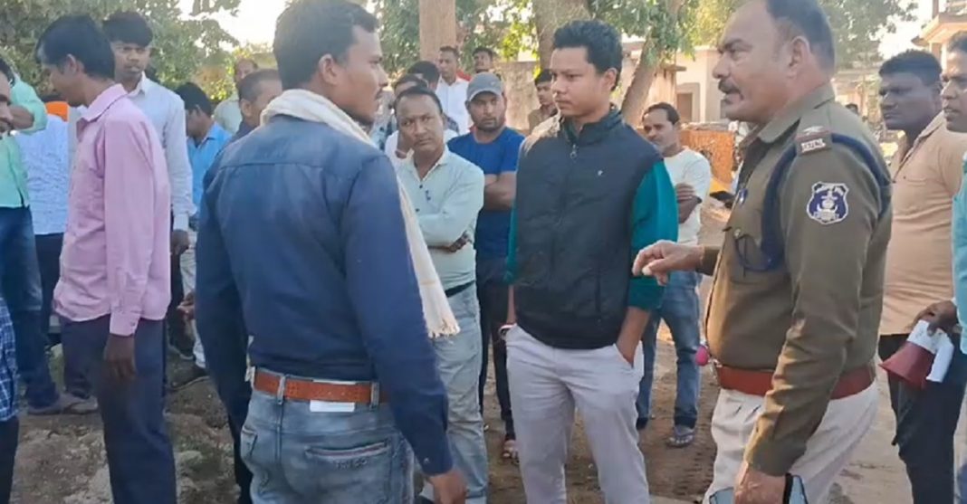 Sarpanch-Secretary accused of corruption and embezzlement of lakhs of rupees, team reached to investigate